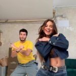 Sebastián Yatra Instagram - Cuando lo ves por internet vs Cuando te llega a la casa 🫠🫠 @danielablasco gracias por inventarte este baile tan bacano (con algunos pasos q propuse yo jejeje) 💃🏻✨⚡️ #energíabacana pegada en mi cabeza 🙃 siguen uSteDes con el bailEEE voy a estar compartiéndolos!! 👀👀👀💛🙏🏻