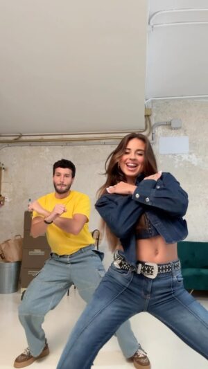 Sebastián Yatra Instagram - Cuando lo ves por internet vs Cuando te llega a la casa 🫠🫠 @danielablasco gracias por inventarte este baile tan bacano (con algunos pasos q propuse yo jejeje) 💃🏻✨⚡️ #energíabacana pegada en mi cabeza 🙃 siguen uSteDes con el bailEEE voy a estar compartiéndolos!! 👀👀👀💛🙏🏻