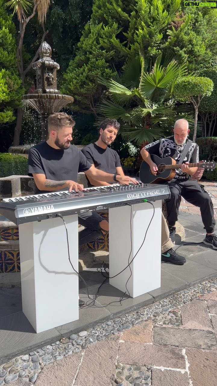 Sebastián Yatra Instagram - Esta versión es de ustedes 💛💛💛💛✨🌞 cumplí con mi promesa 🫡💛 y ustedes son los mejores!!!! 🥹🥹🥹🥹🫶🏻🌻 #energíabacana en acústico Ciudad De México