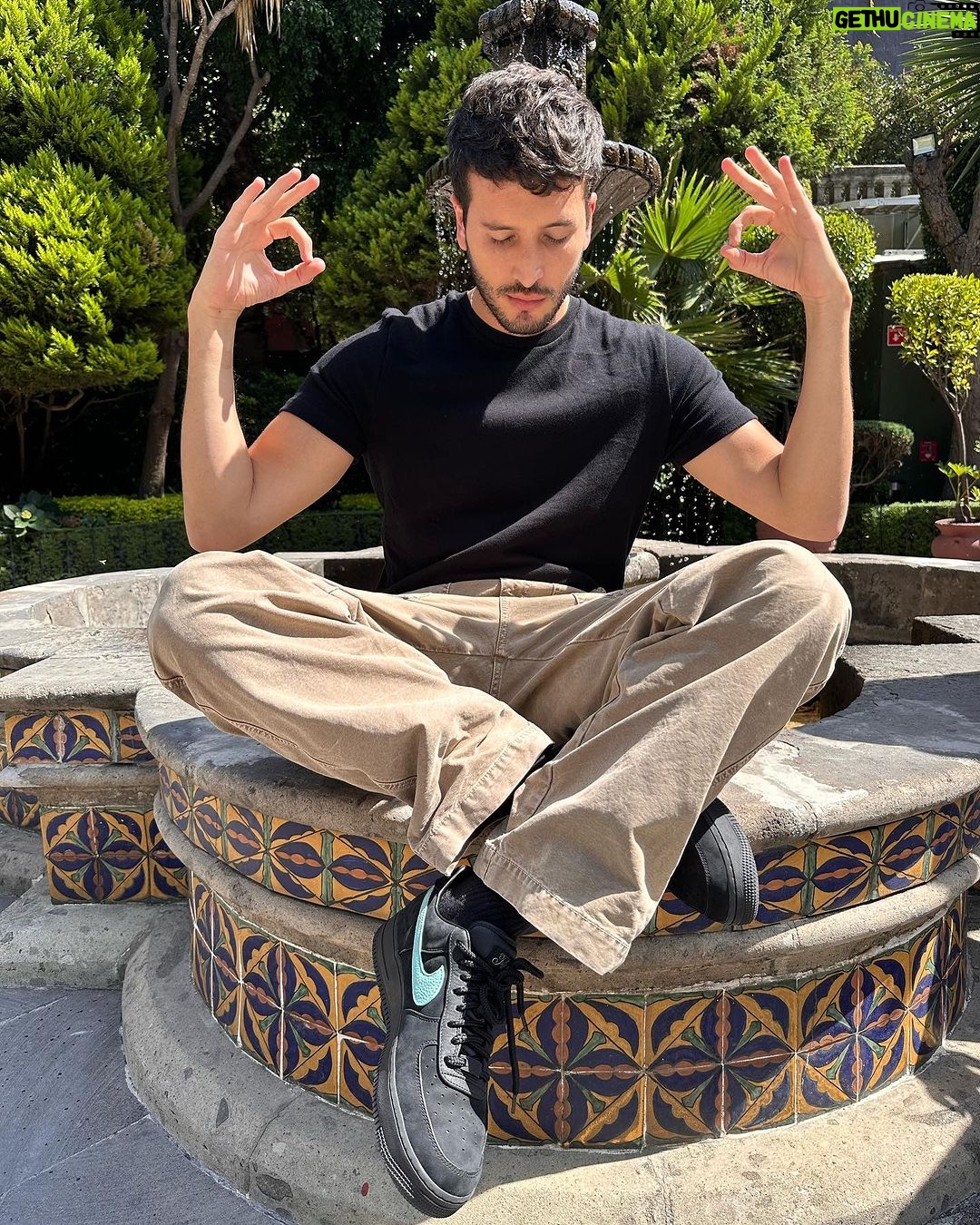 Sebastián Yatra Instagram - Si llegamos a 50k comentarios en este post les subo la versión acústica de #EnergíaBacana que acabamos de grabarrrr ✨✨✨🎶💛💛🌞🌼🌼⚡️🥹☀️🛵🔥🔥 Ciudad De México