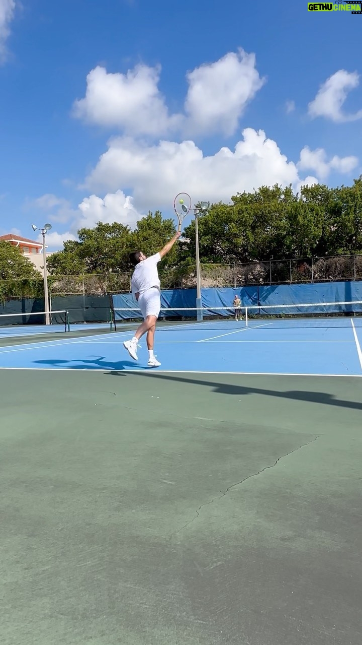 Sebastián Yatra Instagram - Tenis de primer nivel 🔝🎾 y el que diga lo contrario que venga y me gane… @sebducamp no contemos cuál fue el resultado real 🫢 Miami, Florida