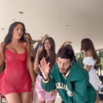 Sebastián Yatra Instagram - video #1 trending global 💛🌍✨🌏☀️🌎⚡️ #ENERGÍABACANA 📽️ @georginagio 👩🏻 y las queridas 👱🏼‍♀️🧑🏻‍🦱… a quién se le dedicas?? Queremos verlos bailándola con la gente que quierennnn 🫶🏻🫶🏻🌼🌞🛵✨🙏🏻