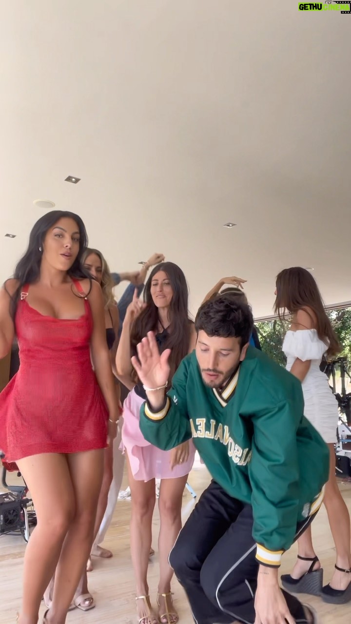 Sebastián Yatra Instagram - video #1 trending global 💛🌍✨🌏☀️🌎⚡️ #ENERGÍABACANA 📽️ @georginagio 👩🏻 y las queridas 👱🏼‍♀️🧑🏻‍🦱… a quién se le dedicas?? Queremos verlos bailándola con la gente que quierennnn 🫶🏻🫶🏻🌼🌞🛵✨🙏🏻