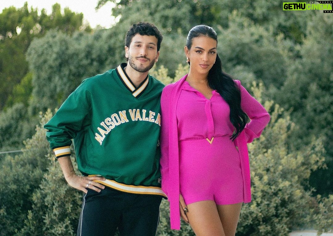Sebastián Yatra Instagram - MaÑANA sale EnERGÍA BaCANA donde dirigí a @georginagio en su primer videoclip 😎✨⚡️🌼📽️y por supuestos las queridas💛! YA PUEDEN HACER PRE SAVE!! #energíabacana 🍃🧘🏻♀️👌🏻