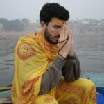 Sebastián Yatra Instagram – और इस फिल्म में
अच्छा वह नहीं है जो प्रार्थना करता है
बुरा आदमी हमेशा शुरुआत नहीं करता
हर कोई कहता है कि वे सही हैं
लेकिन मुझे विश्वास है
तूफ़ान आया तो शांति है
आज शांति महसूस न भी हो तो भी शांति है
और यद्यपि कष्ट सहने के कारण भी हैं
जब आप यहां होते हैं तभी वे चले जाते हैं Varanasi, India