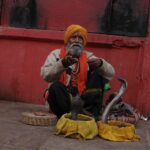 Sebastián Yatra Instagram – और इस फिल्म में
अच्छा वह नहीं है जो प्रार्थना करता है
बुरा आदमी हमेशा शुरुआत नहीं करता
हर कोई कहता है कि वे सही हैं
लेकिन मुझे विश्वास है
तूफ़ान आया तो शांति है
आज शांति महसूस न भी हो तो भी शांति है
और यद्यपि कष्ट सहने के कारण भी हैं
जब आप यहां होते हैं तभी वे चले जाते हैं Varanasi, India