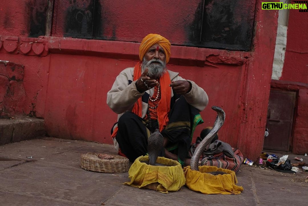 Sebastián Yatra Instagram - और इस फिल्म में अच्छा वह नहीं है जो प्रार्थना करता है बुरा आदमी हमेशा शुरुआत नहीं करता हर कोई कहता है कि वे सही हैं लेकिन मुझे विश्वास है तूफ़ान आया तो शांति है आज शांति महसूस न भी हो तो भी शांति है और यद्यपि कष्ट सहने के कारण भी हैं जब आप यहां होते हैं तभी वे चले जाते हैं Varanasi, India