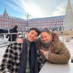 Sebastián Yatra Instagram - Amiguita, me duele el corazón verte partir, saber que llevábamos tiempo ya sin vernos, en cada paso por Madrid hablando de cuándo nos juntábamos de nuevo a tomarnos un café, y el trabajo y los compromisos lo seguían posponiendo, qué rabía no haber sacado una hora, porque una hora de risas contigo daba felicidad mucho tiempo, me enseñaste cosas que no puedo compartir aquí jajaja, y el amor que siento por ti ha sido muy real, te extrañaré, pero te llevaré tatuada en el alma (y no como los tatuajes falsos que nos hacíamos en la serie), el cielo o donde sea que vayamos se acaba de ganar un tesorito con un corazón que se hará sentir. Te quiero, ojalá no sea un para siempre esta despedida ❤️‍🩹✨🙏🏻 @itziarcastro Plaza Mayor De Madrid