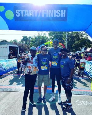 Sebastian Fundora Instagram - I wanted to see how Forrest Gump felt when he ran in his Nike Cortez’s lol 🏃🏽‍♂️👟✅

Thank you to the @internationalboxinghalloffame for inviting me to run with them at the Nate The Great marathon this morning, I had a blast!!