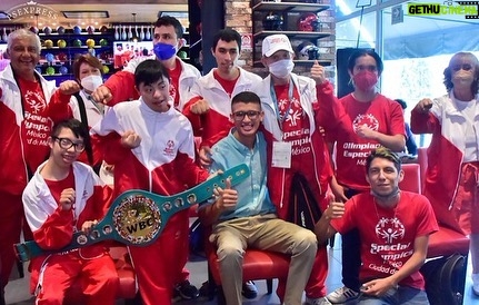 Sebastian Fundora Instagram - I want to Thank again @wbcmoro and everyone else for welcoming my team and I to the WBC family. It was an honor being a guest there today at WBC’s “Martes de Cafe” . This year has been an incredible one, and we’re not even half way done. Sky’s the limit!! #thetoweringinferno #wbcboxing #mexicocity Mexico City, Mexico