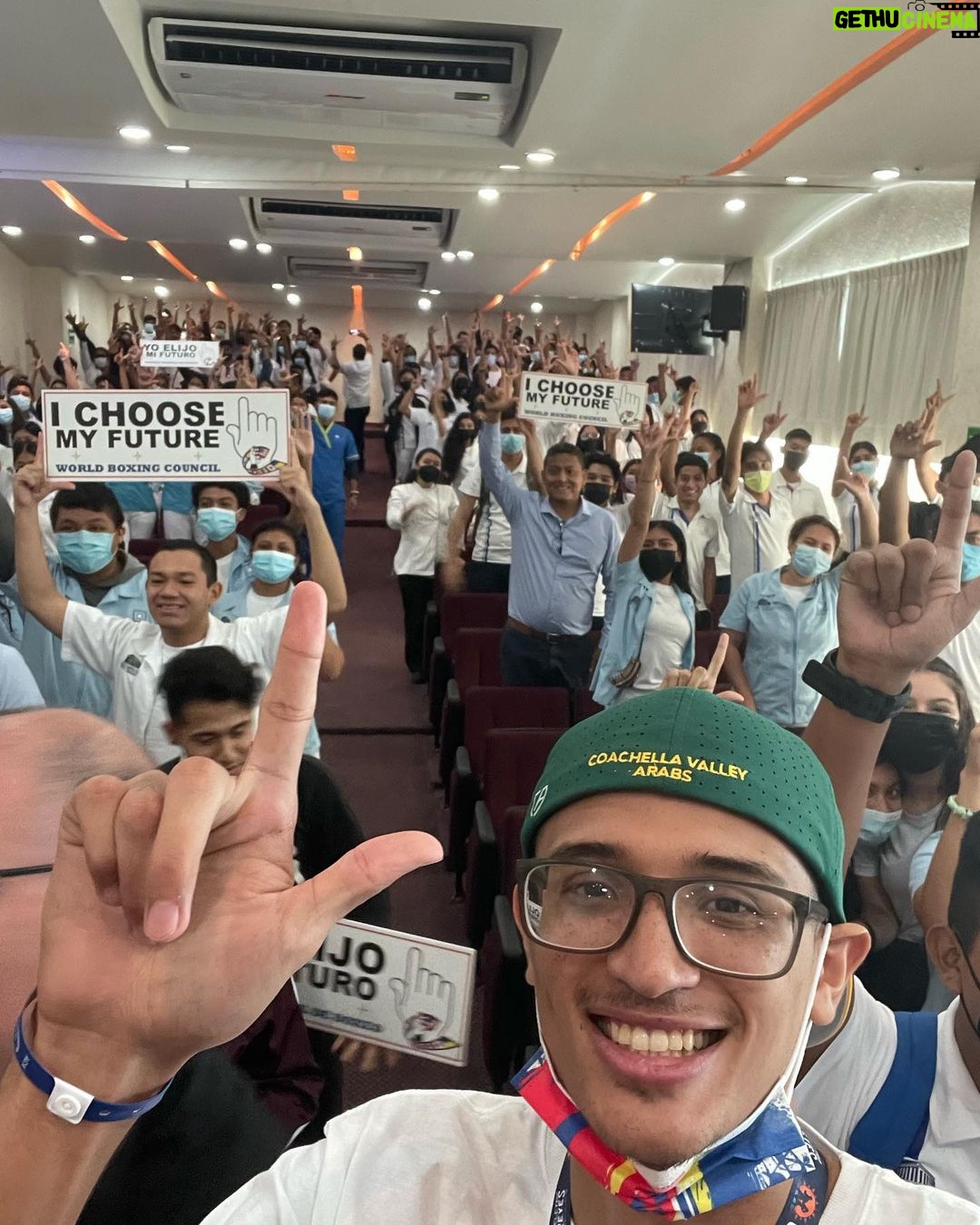 Sebastian Fundora Instagram - Thanks to @rockyherron and the WBC for inviting me to help talk to the students today馃敯馃嚥馃嚱 #ichoosemyfuture Universidad Hip贸crates (Acapulco)
