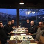 Selçuk Aydemir Instagram - Ağır yaşamlar ile dünya tiyatro günü kutlama yemeği. İşler çığrından çıkmış olabilir ama bir ara tiyatro da konuşuldu (Adres tarifi içindi galiba) @oztekinrasim @birolguvenmint @erdalsahin__ @selimcetintas @eminacartekin