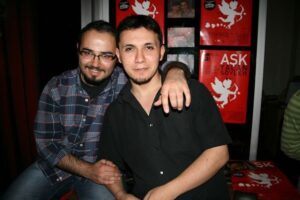 Selçuk Aydemir Instagram - Görsel sanatlarda arka planın etkisi ya da seni de yakarım kendimi de adlı tbt ve evet aşk bu değil @aksakburak 
#tbt