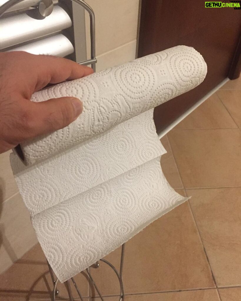 Selçuk Aydemir Instagram - Ben böyle misafirperver bir ev sahibi görmedim, ulan sanki biz çok meraklıyız senin tuvaletini kullanmaya. Gazete kağıdı saraydın :)