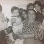 Selçuk Aydemir Instagram - Babaannem, halam, yengem ve tanımadığım bir sürü akrabam. 1.yaş günüm kadınlar matinesindeymiş :) Hepinizi çok seviyorum sizin ve tüm kadınların 8 Mart Dünya Kadınlar Günü kutlu olsun (Fotoğrafı anneme çektirmeseydiniz iyiydi :) 1.yaş günümde annemle fotoğrafım olurdu. Aile mizah deposu benlik bir şey yok)