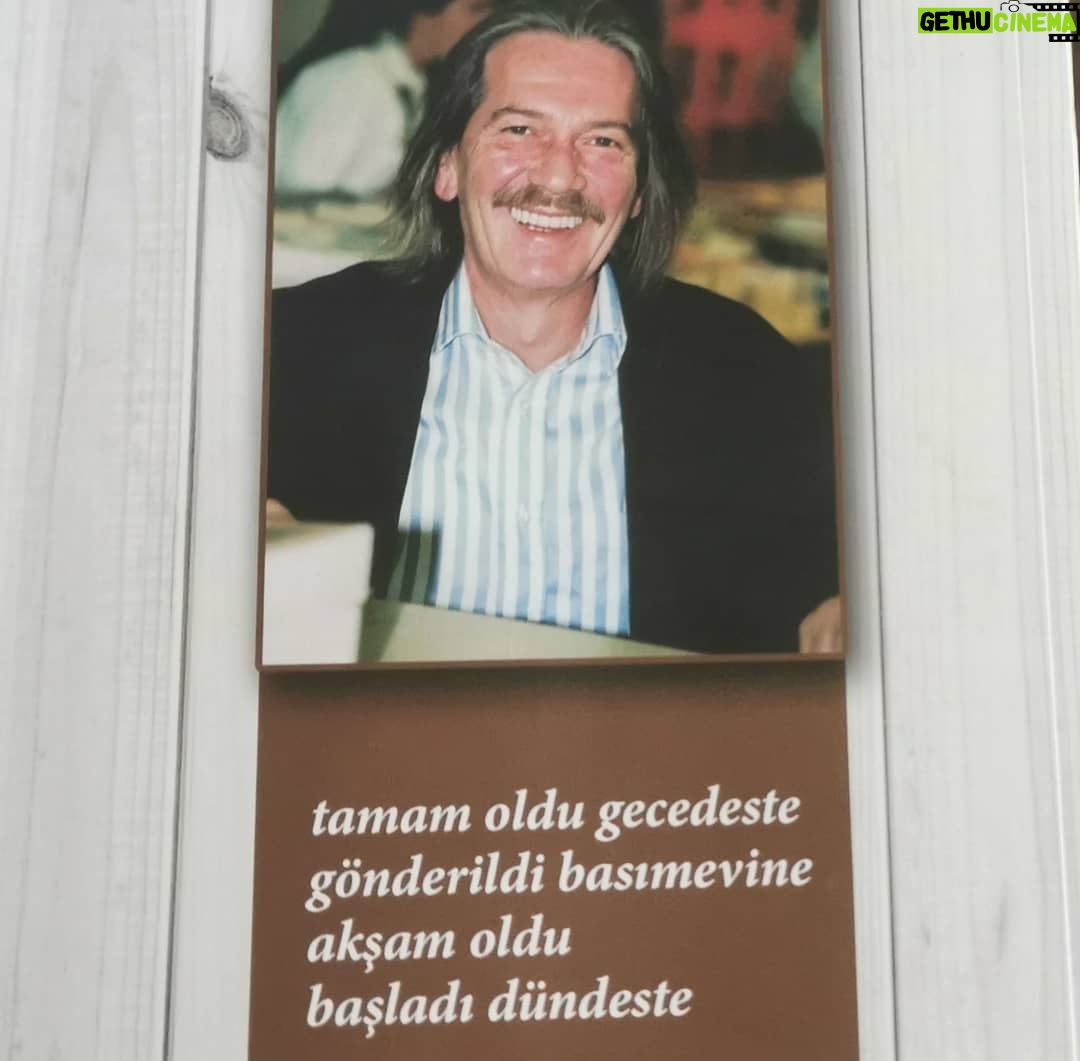 Selçuk Aydemir Instagram - Mizahın en yakışıklısı ve en üretkeni Ferhan Usta Gecedeste'yi çıkartmış. Ses tiyatrosundan temin edilebilir (Hediye için sağ ol yenge @aksakkbusra)