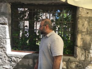 Selçuk Aydemir Instagram - #mahalledenarkadaşlar @tr4033
Cami avlusunda 9 yaşında niyet çektirip para kazanıyordum, 37 yaşımda başka çocuklara niyet çektirtip onları çekip iş yapıyorum. Şubeleşmem dışında değişen bir şey yok. Mevzuu anlamam hep biraz vakit alır