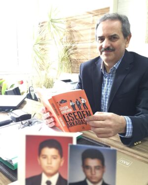 Selçuk Aydemir Instagram - Liseden Arkadaşlar okuyan lise müdürümüz Abdullah Bey ve yüzüme çarpılan lise fotoğraflarım :) Hem güncel hem tbt, ikisi bir arada.