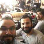 Selçuk Aydemir Instagram - Ailecek Şaşkınız - İkinci Hafta Gölgede 50 derece GökHan Bey bu sebeple gülmüyor benimle ilgili değil. (Saçında da pamuk kalmış, hayal gücünüze bırakıyorum)