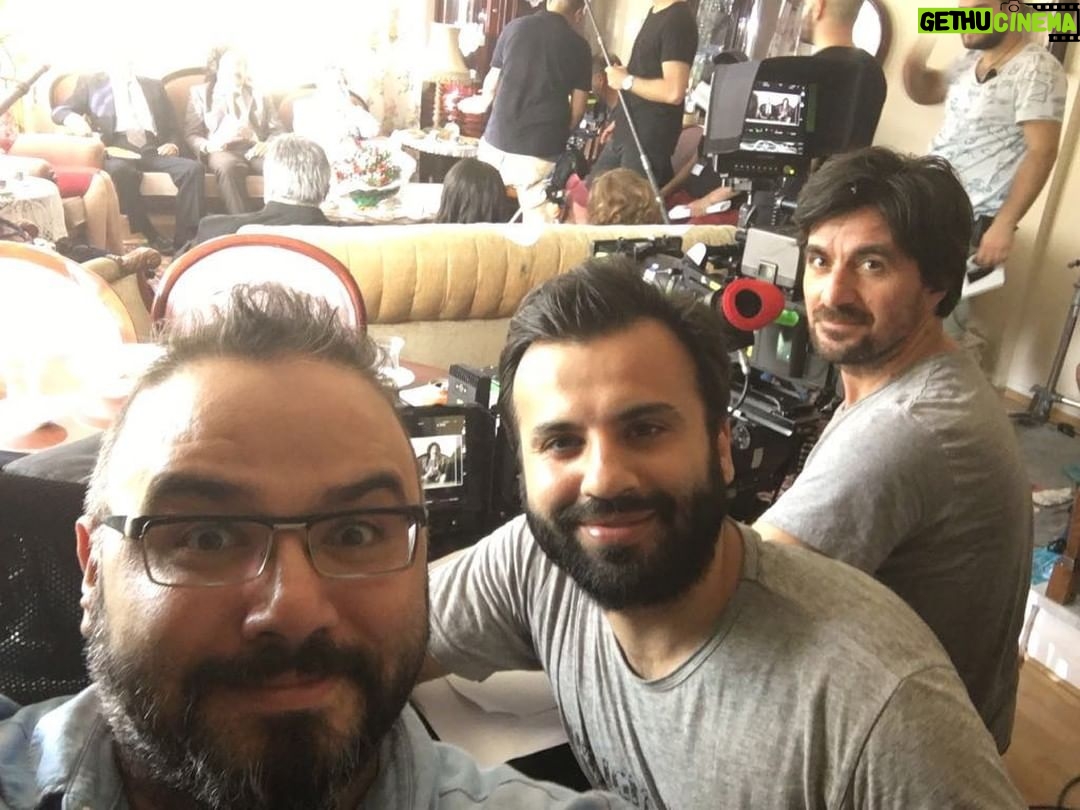 Selçuk Aydemir Instagram - Ailecek Şaşkınız - İkinci Hafta Gölgede 50 derece GökHan Bey bu sebeple gülmüyor benimle ilgili değil. (Saçında da pamuk kalmış, hayal gücünüze bırakıyorum)