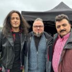 Selçuk Aydemir Instagram – @sarpapak @sinasiyurtsever Kobra Murat ve Özkan Abi’nin oğluyla set anısı. #organizasyonbizimişimiz