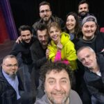 Selçuk Aydemir Instagram – Tuna @tunakirli o sırada arkada koltuk aradığı için fotoda yokmuş. Daha tam kadro selfie çekilemeyen bu ekip size çok komik 2 saat hazırladı.

@pelinkarahan @cagdasonurozturk @muratakkoyunlu @conkayasemin @baris.yildiz @korhanherduran @ademturker_ @ercaneyigun @vedatuyar_