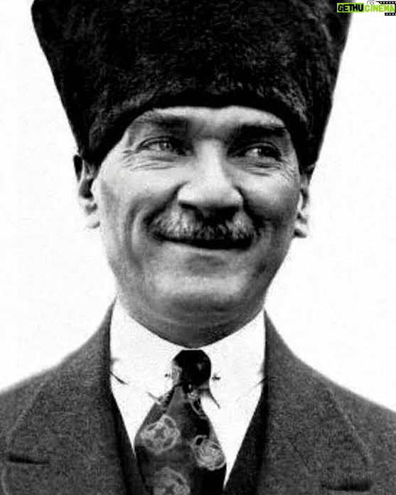 Selçuk Aydemir Instagram - Hep yanında taşınan sevgili vesikalığı hükmündedir. Bayramımız kutlu olsun.