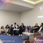 Selçuk Aydemir Instagram – TEDEM Koleji  Lise Öğrencilerimize Yönelik “Kariyer Zirvesi “Buluşması

“Kariyer Zirvesi “ etkinlikleri kapsamında konuklarımız; Senarist Yönetmen ve Yazar Selçuk Aydemir ,Yapımcı Senarist Ediz Kentkuran ve Komedyen Onur Gökçek’e katılımlarından ötürü teşekkür ederiz.

#sanatedemliolmakyeter 
#eniyimesleklersenin #tedemkolejierenköykampüsü