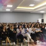 Selçuk Aydemir Instagram – TEDEM Koleji  Lise Öğrencilerimize Yönelik “Kariyer Zirvesi “Buluşması

“Kariyer Zirvesi “ etkinlikleri kapsamında konuklarımız; Senarist Yönetmen ve Yazar Selçuk Aydemir ,Yapımcı Senarist Ediz Kentkuran ve Komedyen Onur Gökçek’e katılımlarından ötürü teşekkür ederiz.

#sanatedemliolmakyeter 
#eniyimesleklersenin #tedemkolejierenköykampüsü