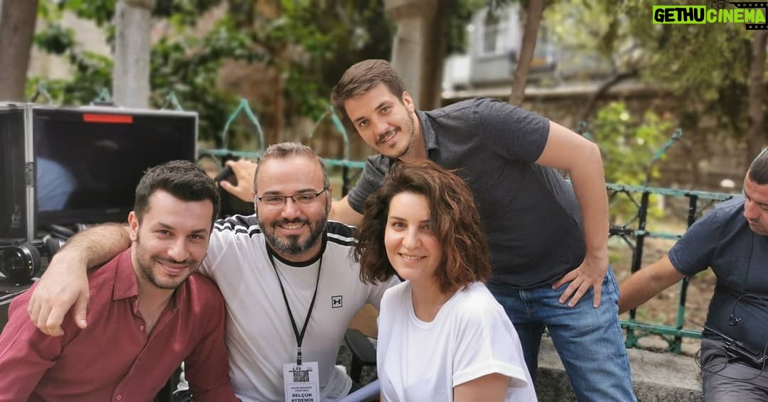 Selçuk Aydemir Instagram - Set misafirhanesi tatlı bolluğuyla tam gaz devam @fkny @mhmtzby @cemcirnagihan @tr4033 #mahalledenarkadaşlar