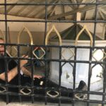 Selçuk Aydemir Instagram – #mahalledenarkadaşlar @tr4033
Cami avlusunda 9 yaşında niyet çektirip para kazanıyordum, 37 yaşımda başka çocuklara niyet çektirtip onları çekip iş yapıyorum. Şubeleşmem dışında değişen bir şey yok. Mevzuu anlamam hep biraz vakit alır