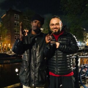 Selçuk Aydemir Instagram - En yaşlı ve duygusal olanımız (@muratcemcir) Avrupa’da gün doğumunu izleyelim diye tutturunca, emekli maaşı kuyruğundaki amcalar gibi kör karanlıkta yola düştük. Bir bankta oturup beklerken yanımıza biri geldi Fransızca bağıra çağıra telefonda konuşmaya başladı. Biz de dinlediğimizi düşünmesin diye cep telefonlarına düştük bir süre sonra adamın aslında telefonla konuşmadığını bize bir şey anlatmaya çalıştığını çözdük. Bu sefer de dinlemiyoruz zannetmesin diye ilgi ile dinlemeye başladım. Cemcir Fransızca bildiğimi zannedip dellendi (Cannes ile ilgili bir anı tetiklemiş olabilir) “English” diye bağırdı. Aynı adam tonlamayı bile değiştirmeden Fransızca girdiği cümleyi İngilizce bitirdi ve devam etti. Kumandadan dil ayarı değiştirirken bile daha uzun sürüyor sesin gelmesi. İngilizcesi bizim buranınkine çok benzediğinden ben iletişime geçtim. Baya muhabbete tutulduk. Meğer beni ismini bile bilmediğim birine benzetmiş ve onla fotoğraf çekilmek hayaliymiş. Bozmadım oymuş gibi devam ettim. Cemcir yine dellendi. “Turkish” diye bağırdı. Adam çat diye “Hacı abi Türkçe biliyorsanız beni niye yoruyorsunuz? Türkçe en güzeli” dedi, biz iyice mala bağladık, çoklu dil destekli arkadaş bizim şaşırmamıza da anlam veremedi. İstanbul’da bir iki nargileci önerdi bizden iyi biliyor buraları. Tekrar benle fotoğraf çektirmek istediğini kendisi için önemini anlattı. Cemcir’e abi sen çek dedi. Cemcir kendi telefonunu çıkarttı “şöyle geçin arkası ışıklı güzel durur” deyip fon beğendi. Hemen role girdi. Ben de geçtim pozumu verdim arkadaş fonu çok canlı buldu orda çekilmek istemedi. Vurgu manzarada değil bizde olmalıymış. Cemcir “valla ışık güzel” deyip beni tek çekti (2.Foto) sonra elim kolum aynı şekilde arkadaşın beğendiği fona gittim. Fotoyu çekti Cemcir, arkadaş fotoğraf için bin tane teşekkür edip fotoğrafı kendisine almadan hatta nasıl çıktığını bile merak edip bakmadan döndü gitti. Cemcir hemen ceplerini kontrol etti eksik yokmuş (Ben yanıma kuruş almamıştım) Sonra fotoğrafa bakınca kendisinin vücut dilini trollükte aşmış biri olduğuna delil saydık. Helal olsun. Bu yaşlı adam gün doğumu izlemek istemişti sadece şoku 20 saat atlatamadı. Helal olsun troll reis...