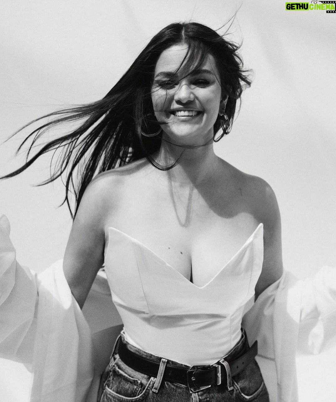 Selena Gomez Instagram - Thank you @wwd for honoring @rarebeauty and celebrating the real moments in beauty and wellness 🤍