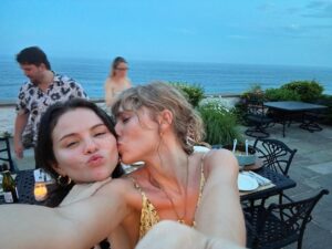 Selena Gomez Instagram - Thas my best frien -she a real bad