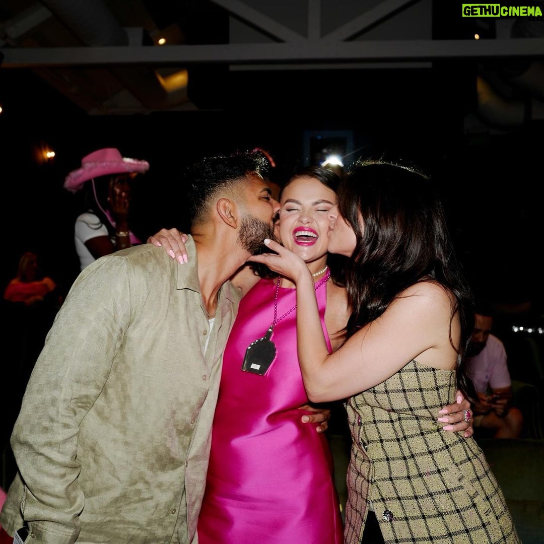 Selena Gomez Instagram - On Wednesdays we wear pink @huntermoreno 📸
