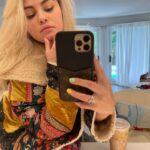 Selena Gomez Instagram - 👱🏼‍♀️