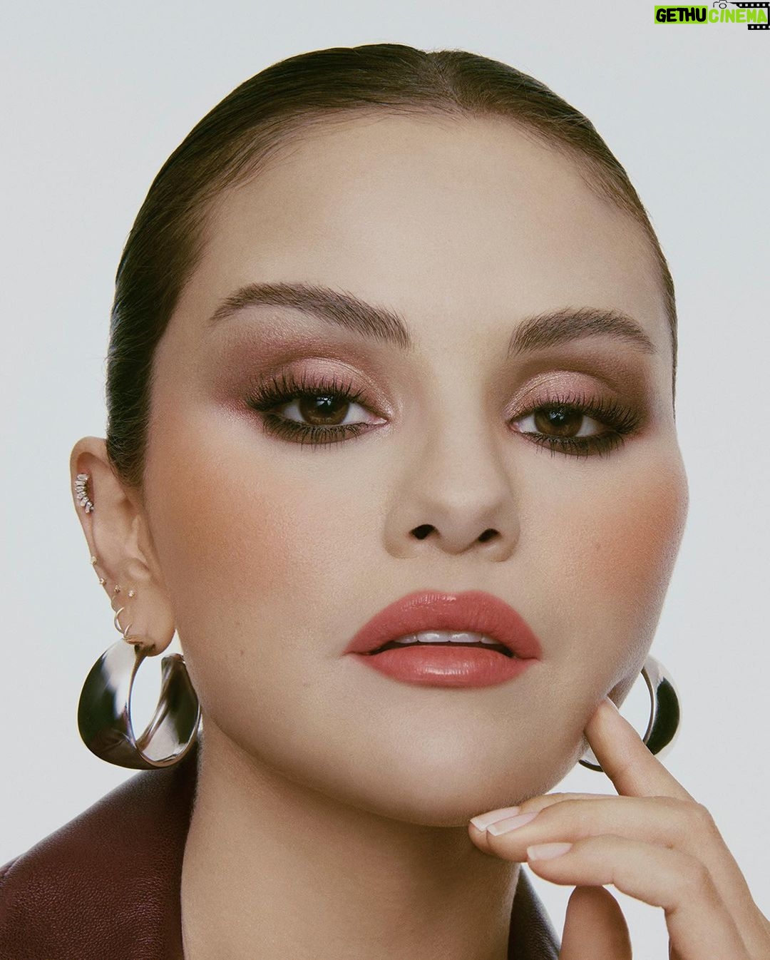 Selena Gomez Instagram - Check out my new @RareBeauty fall collection: All of the Above Weightless Eyeshadow Stick, Perfect Strokes Longwear Gel Eyeliner, and Brow Harmony Precision Pencil. It's creamy, longwearing, and perfect to take your look from day to night. This collection is all about self-expression and self-acceptance. It’s not about how you look but how you see yourself. Love what you see. ❤️ I’m so excited for you to try it – you can shop it only at @sephora on 7/6!