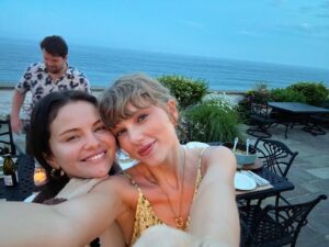 Selena Gomez Instagram - Thas my best frien -she a real bad