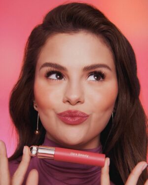 Selena Gomez Instagram - Meet my new @RareBeauty Soft Pinch Tinted Lip Oil. It’s not your traditional lip oil – it’s an innovative lip jelly that transforms into a lightweight oil giving your lips the perfect pinch of color and shine. I love how comfy it feels – it’s never sticky.  
 
Available 3/30 at 12AM PT or shop it early only on the @Sephora app on 3/29 at 12AM PT.
