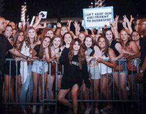Selena Gomez Instagram - Wishing I could hug all 400 million of you 🤍