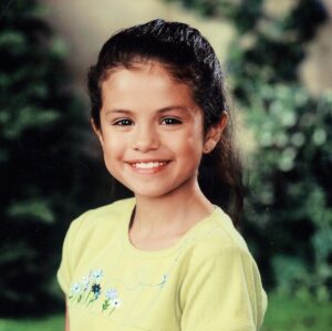 Selena Gomez Instagram - Dear younger me, please don’t be afraid to ask for help.❤️
 
Today is International Women’s Day and I want each of us to be gentler to ourselves. Write your younger self a @RareBeauty #rarereminder and stick it on your mirror to remind yourself that you deserve the world. Love you.