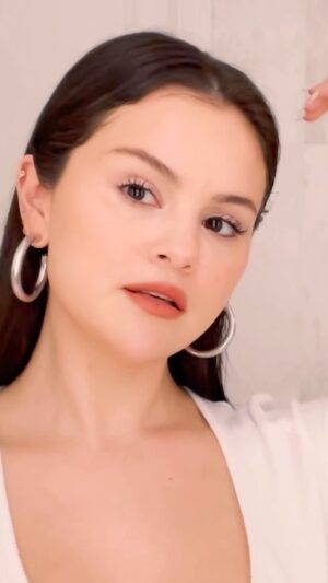 Selena Gomez Instagram - get ready with me to do…absolutely nothing 🤪 ​
Head over to @rarebeauty’s YouTube channel to see new my spring #rareroutine. I had a lot of fun with this one