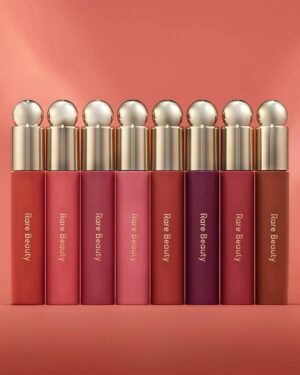 Selena Gomez Instagram - Meet my new @RareBeauty Soft Pinch Tinted Lip Oil. It’s not your traditional lip oil – it’s an innovative lip jelly that transforms into a lightweight oil giving your lips the perfect pinch of color and shine. I love how comfy it feels – it’s never sticky.  
 
Available 3/30 at 12AM PT or shop it early only on the @Sephora app on 3/29 at 12AM PT.