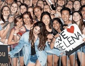 Selena Gomez Instagram - Wishing I could hug all 400 million of you 🤍