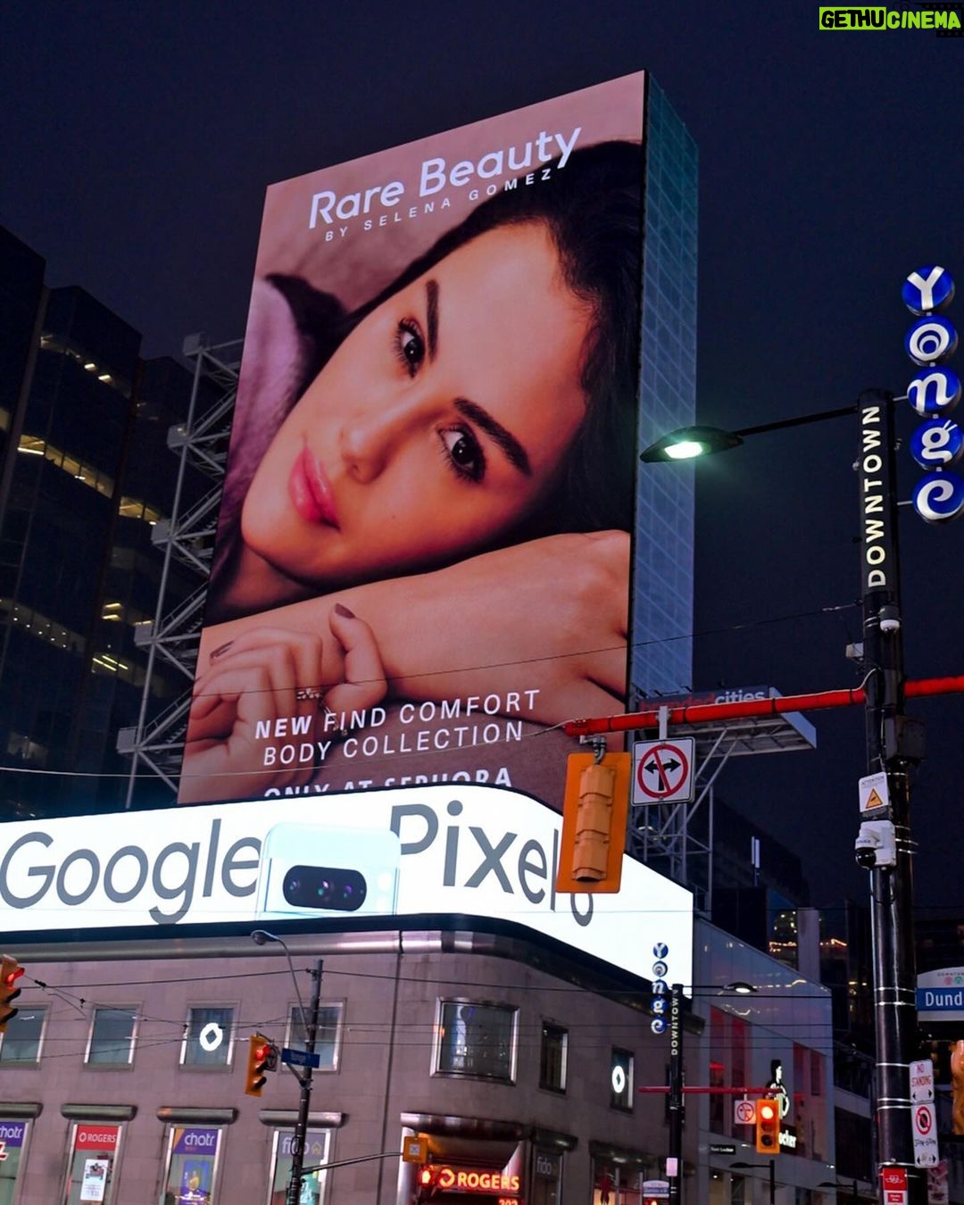 Selena Gomez Instagram - Hiiii Toronto 🫶 @sephoracanada Dundas Square