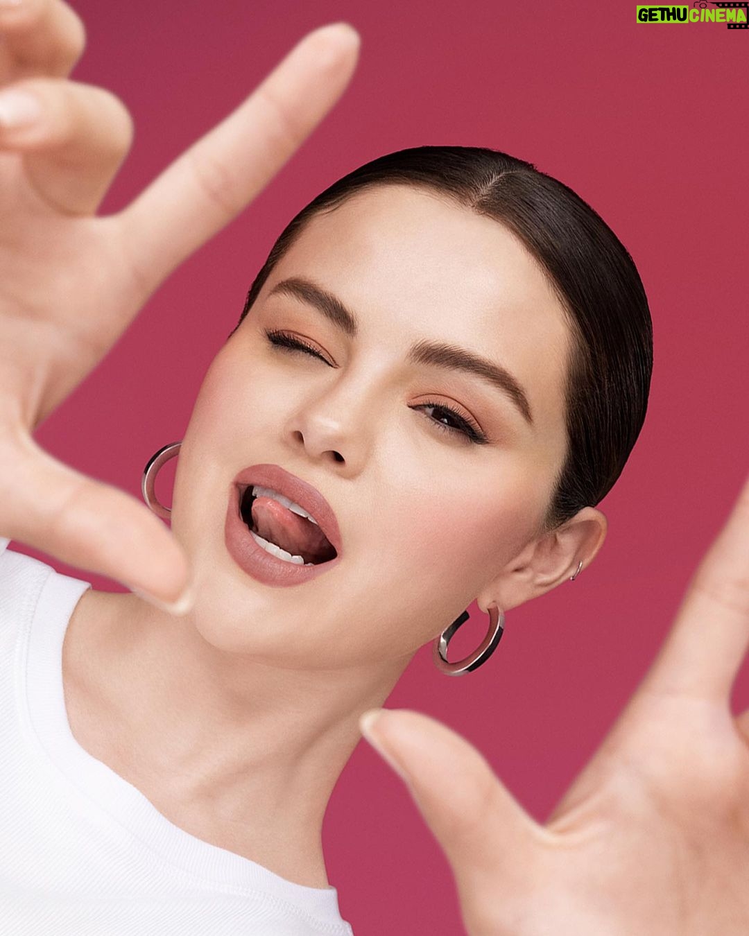 Selena Gomez Instagram - I know its September but…my new @RareBeauty holiday sets have arrived!! Soft Pinch Liquid Blush 3-Piece Set including Encourage and two minis, Happy and set-exclusive Truth
Kind Words Mini Matte Lip Duo in our best-selling shade Humble
Perfect Strokes Eye Essentials Shop the exclusive sets only at @Sephora and RareBeauty.com