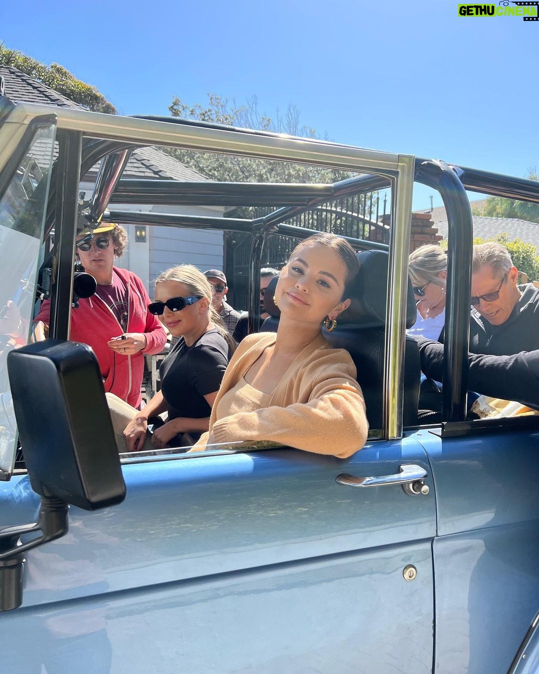 Selena Gomez Instagram - Selena + Chef Malibu vibe. New episodes today!