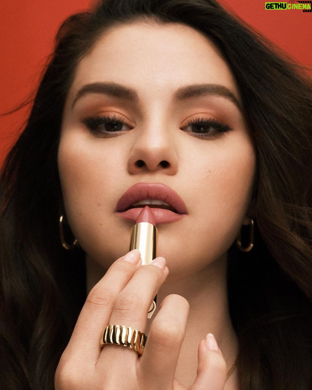 Selena Gomez Instagram - My @rarebeauty Kind Words Matte Lipstick and Lip Liner are finally here! I wanted to create a classic lip collection for every day – think comfortable, easy, long-wearing and nourishing. My Kind Words Matte Lipstick has a flexible formula that moves with your lips while giving you weightless, one swipe color that lasts all day. Available in the same 10 made-to-match shades as the Kind Words Matte Lip Liner. I’m really excited for you guys to try this one! Now available globally online and in-stores @sephora and @spacenk. #usekindwords