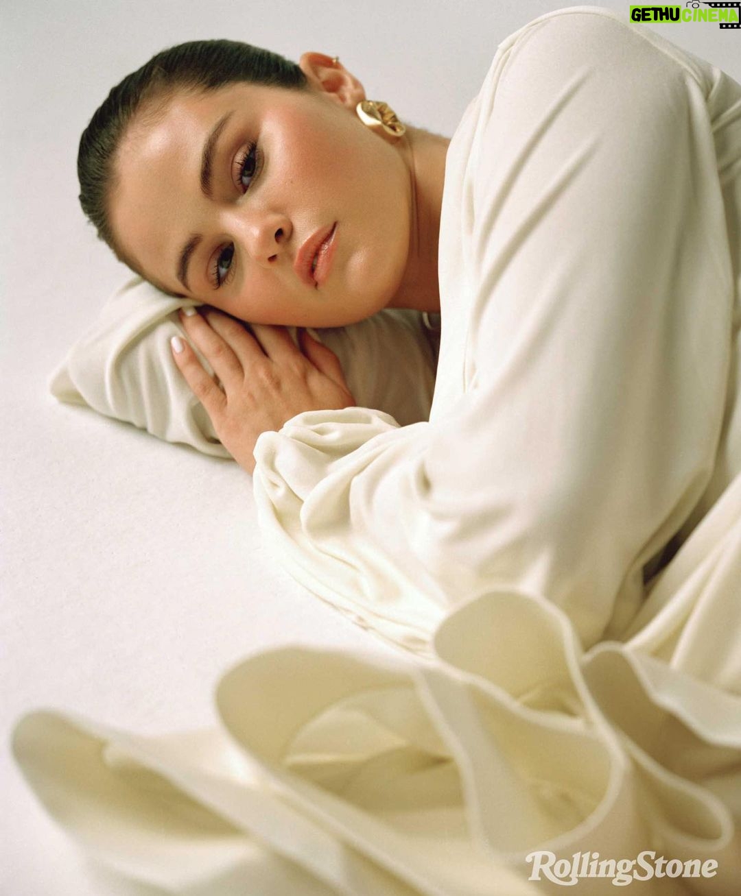 Selena Gomez Instagram - Sharing my story has not been easy. Thank you @jalexmorris for having such an open conversation with me about not just my story but yours too. It’s a reminder of exactly why I chose to share “My Mind & Me”. @Rollingstone Photographer @amanda_charchian Styling @kateyoung for @thewallgroup Creative Director @Joe_Hutchinson Director of Photography & Deputy Creative Director @Emma.V.Reeves Fashion Direction @Thealexbadia Deputy Photography Director @Sachalecca Senior Visuals Editor @photoeditorjoe Head of Video @kimberlyaleah Video Producer @ilanawoldenberg DP @maxmagerkurthdp Director of Social Media @waiss_aramesh Production @rhiannarule Set Designer Colin Donahue for Owl & The Elephant Hair Stylist @marissa.marino for @aframe_agency Make-up Artist @makeupbymelissam Lighting Tech @keithhedgecock Lighting Assistant @ryanmichaelhackett Digital Tech @milandileo Production Assistants @jackclarke02 & @urikas.bedroom Set Design Assistants Bawb Mason, Wyatt Heidenfelder, @kellys_phone Stylist Assistants @seandn & @sydengelhart Shot at @smashboxstudios