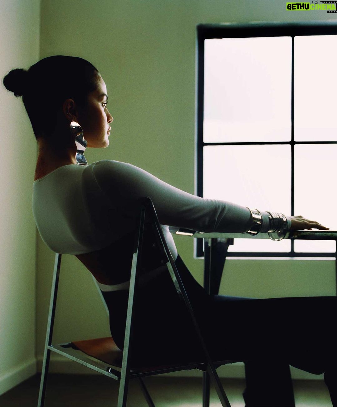 Selena Gomez Instagram - Sharing my story has not been easy. Thank you @jalexmorris for having such an open conversation with me about not just my story but yours too. It’s a reminder of exactly why I chose to share “My Mind & Me”. @Rollingstone Photographer @amanda_charchian Styling @kateyoung for @thewallgroup Creative Director @Joe_Hutchinson Director of Photography & Deputy Creative Director @Emma.V.Reeves Fashion Direction @Thealexbadia Deputy Photography Director @Sachalecca Senior Visuals Editor @photoeditorjoe Head of Video @kimberlyaleah Video Producer @ilanawoldenberg DP @maxmagerkurthdp Director of Social Media @waiss_aramesh Production @rhiannarule Set Designer Colin Donahue for Owl & The Elephant Hair Stylist @marissa.marino for @aframe_agency Make-up Artist @makeupbymelissam Lighting Tech @keithhedgecock Lighting Assistant @ryanmichaelhackett Digital Tech @milandileo Production Assistants @jackclarke02 & @urikas.bedroom Set Design Assistants Bawb Mason, Wyatt Heidenfelder, @kellys_phone Stylist Assistants @seandn & @sydengelhart Shot at @smashboxstudios
